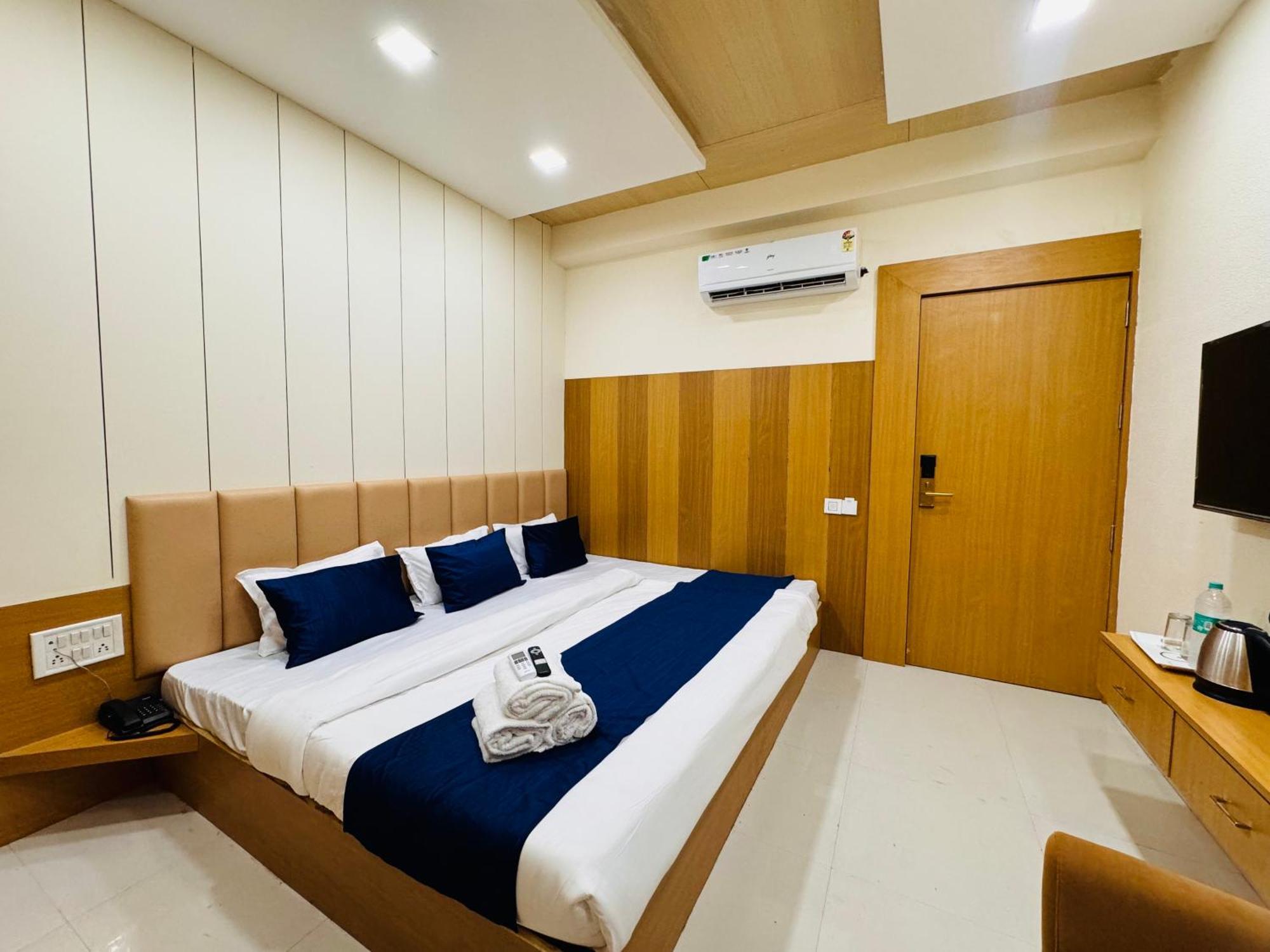 Hotel Shivlok Ujjain Bagian luar foto